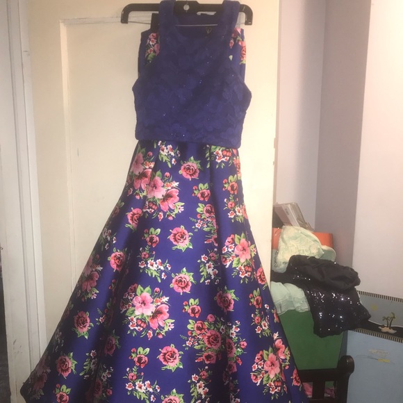 Prom dress - Picture 1 of 2